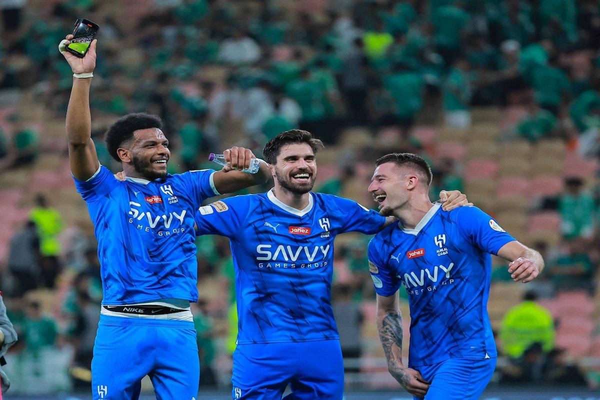 في ديربي الرياض!! محترف الهلال السعودي يمنع الجمهور من استفزاز صديقه "رونالدو" - موقع الخليج الان