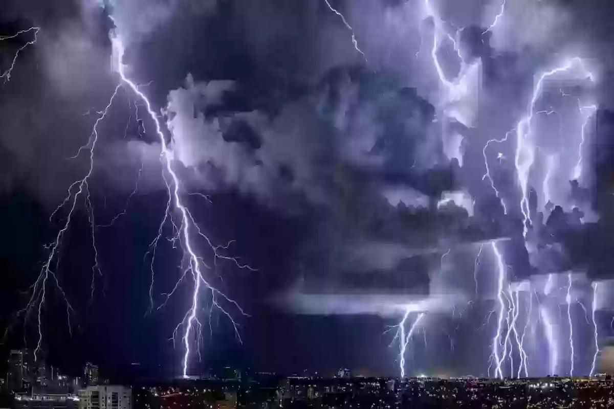 طقس السعودية لا يبشر بالخير...أمطار رعدية تضرب هذه المناطق اليوم!! - موقع الخليج الان