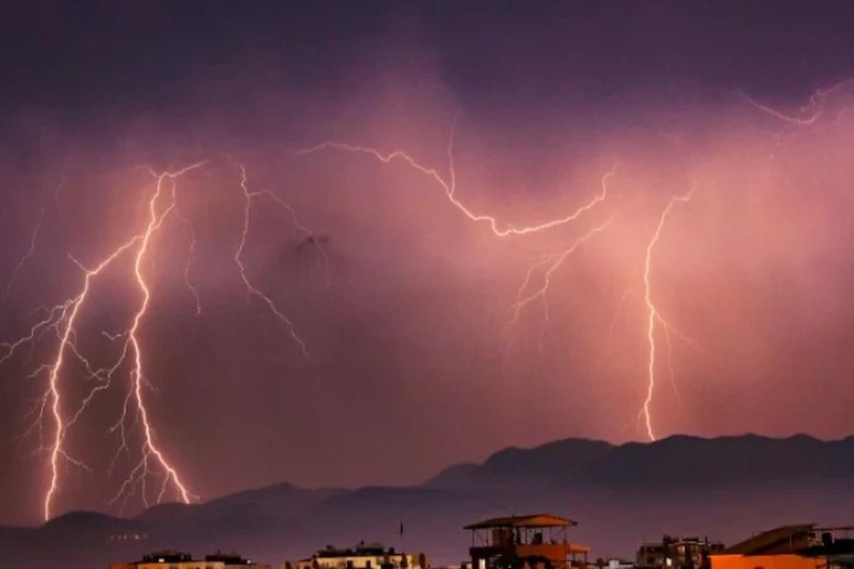 من بينها عسير!! الأرصاد تعلن الإنذار الأحمر في بعض المناطق.. تعرف على السبب الطارئ - موقع الخليج الان