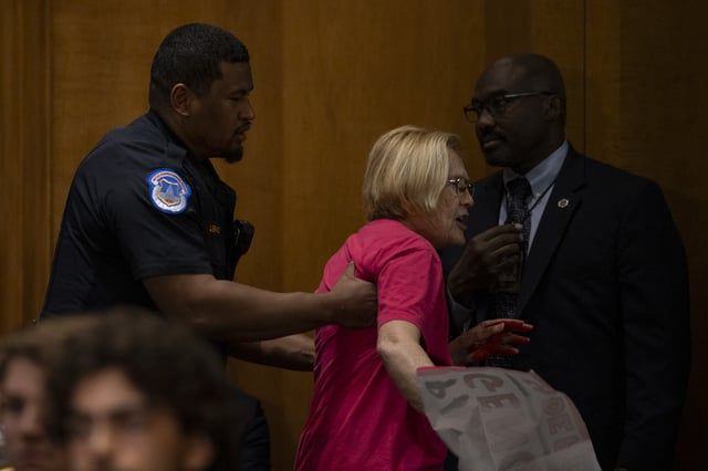 محتجون يقاطعون بلينكن ويصفونه بـ"جزار غزة" (صور)