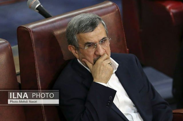 بسبب "لون قميصه".. انتقادات تطال الرئيس الإيراني الأسبق نجاد (صورة)