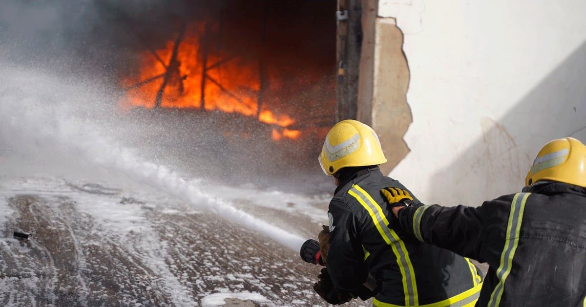 الدفاع المدني السعودي يخمد حريقًا بأحد أشهر أحياء العاصمة (فيديو)