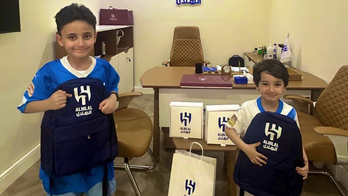 موقف رائع من الهلال إزاء طفلين أُجبرا على خلع قميص الفريق أمام النصر (فيديو)