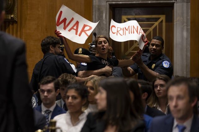 محتجون يقاطعون بلينكن ويصفونه بـ"جزار غزة" (صور)