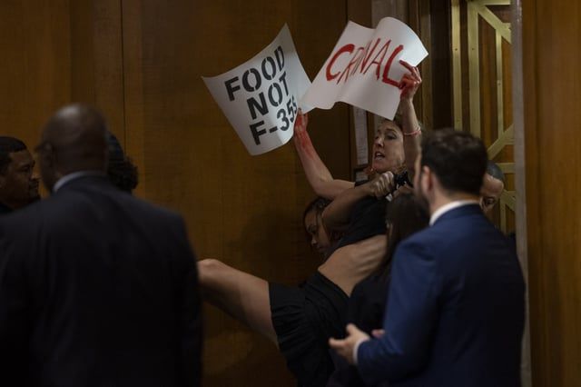 محتجون يقاطعون بلينكن ويصفونه بـ"جزار غزة" (صور)