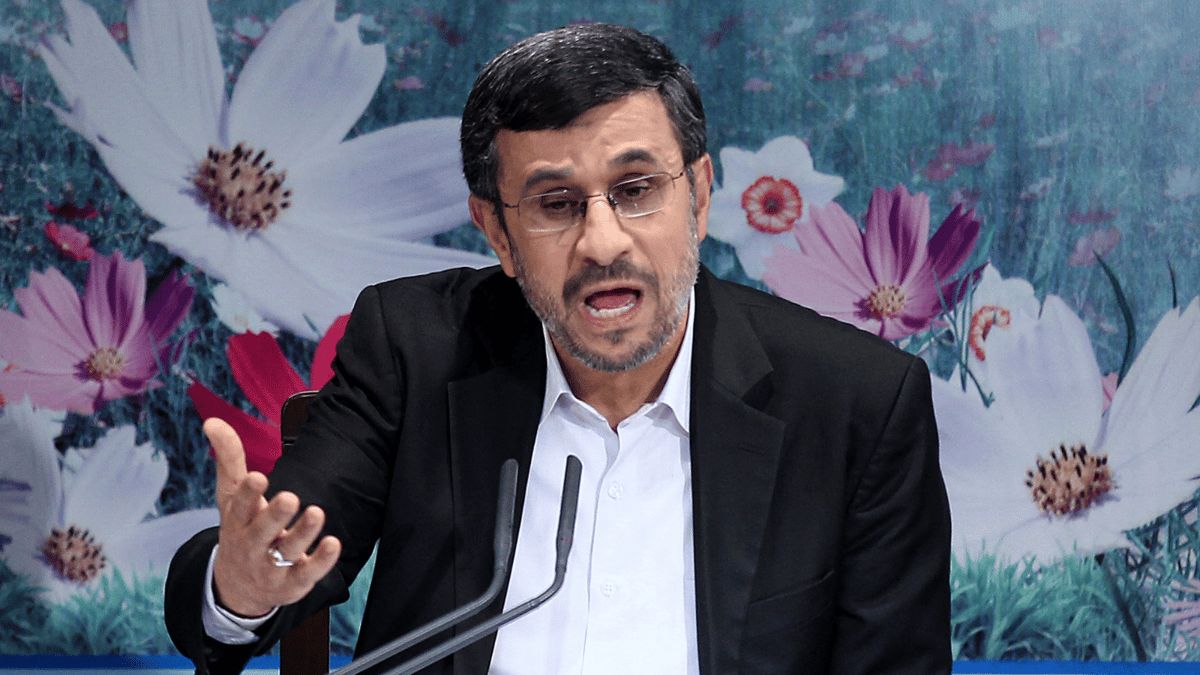 بسبب "لون قميصه".. انتقادات تطال الرئيس الإيراني الأسبق نجاد (صورة)