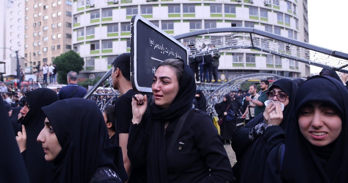 طهران تتوشح بالسواد استعدادا لاستقبال جثمان "رئيسي" (صور)