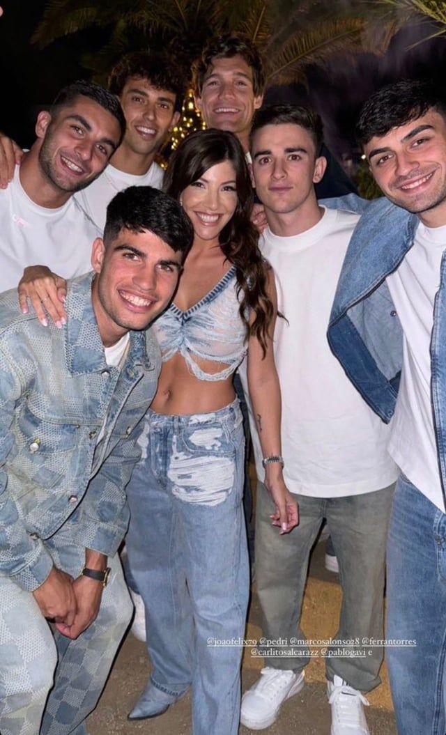 من هي السيدة التي توسطت نجوم برشلونة؟