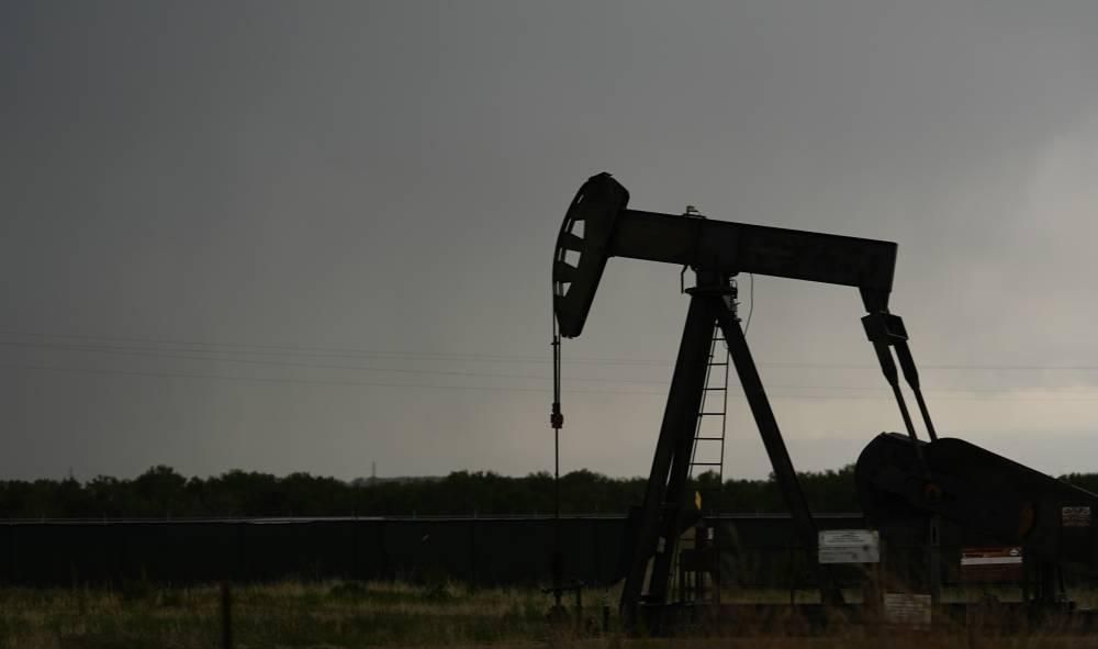 النفط يتراجع وسط توقعات ببقاء الفائدة المرتفعة لفترة أطول