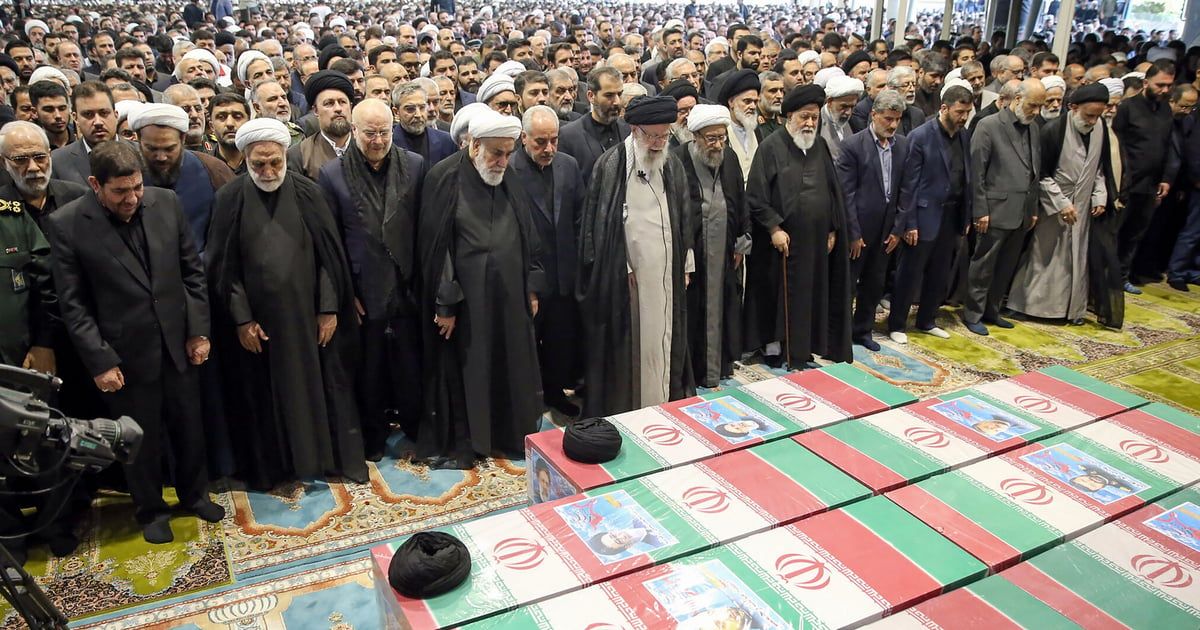 مشيعون في طهران يطاردون صحفيًّا ألمانيًّا.. ماذا فعل؟ (فيديو)