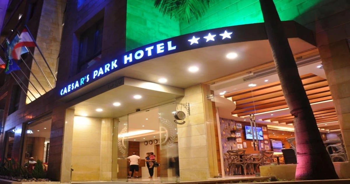 كوميدي إسرائيلي يطلب حجزًا بفندق لبناني.. والموظف يباغته برد لاذع (فيديو)