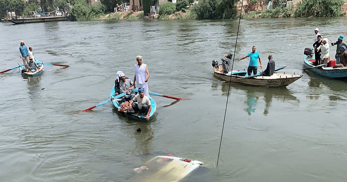 "أختي غرقت أمامي".. شهادة مؤلمة لناجية من حادثة الحافلة في مصر