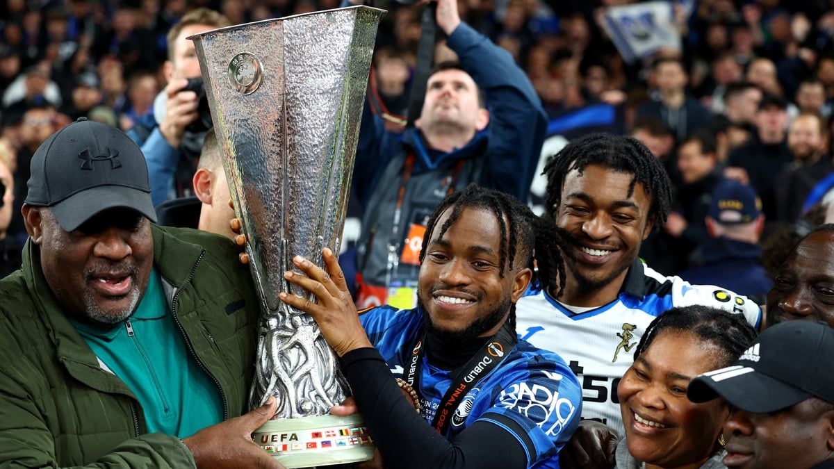 لقطة اليوم.. والدة رجل نهائي الدوري الأوروبي تحتفل معه (فيديو)