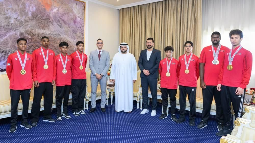 محمد بن حمد يستقبل أبطال الفجيرة للفنون القتالية