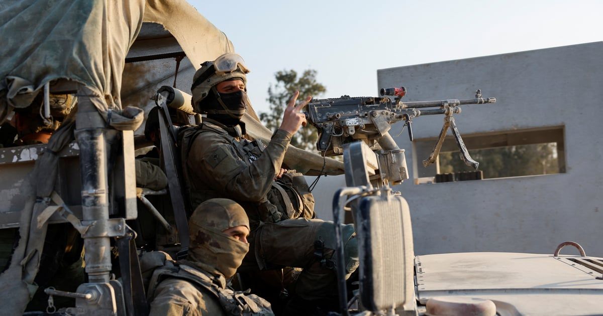 غزة.. جندي إسرائيلي يلقي نسخة من القرآن الكريم في النار (فيديو)