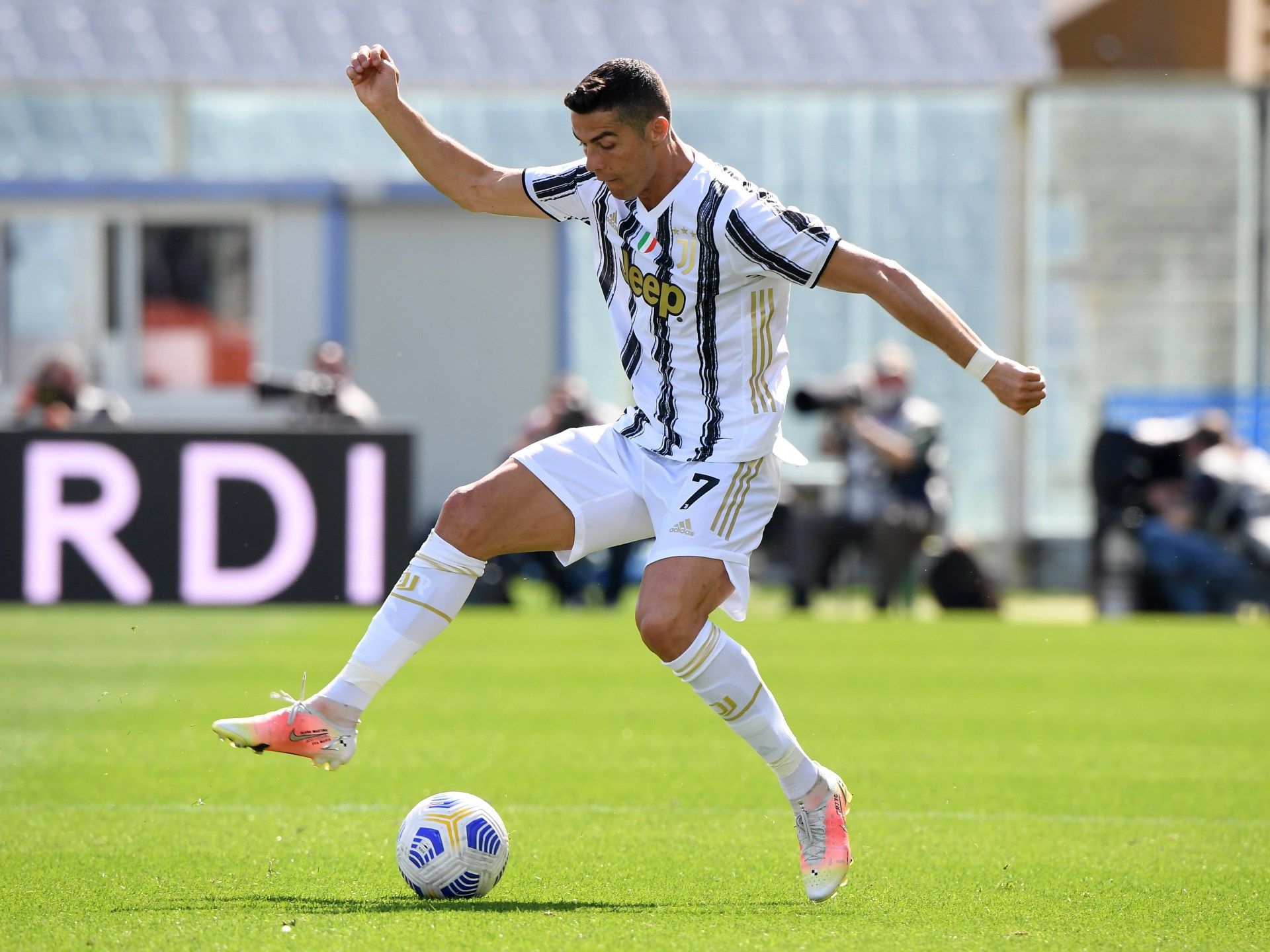 لتجنب دفع الملايين.. يوفنتوس يطعن في حكم رونالدو - موقع الخليج الان