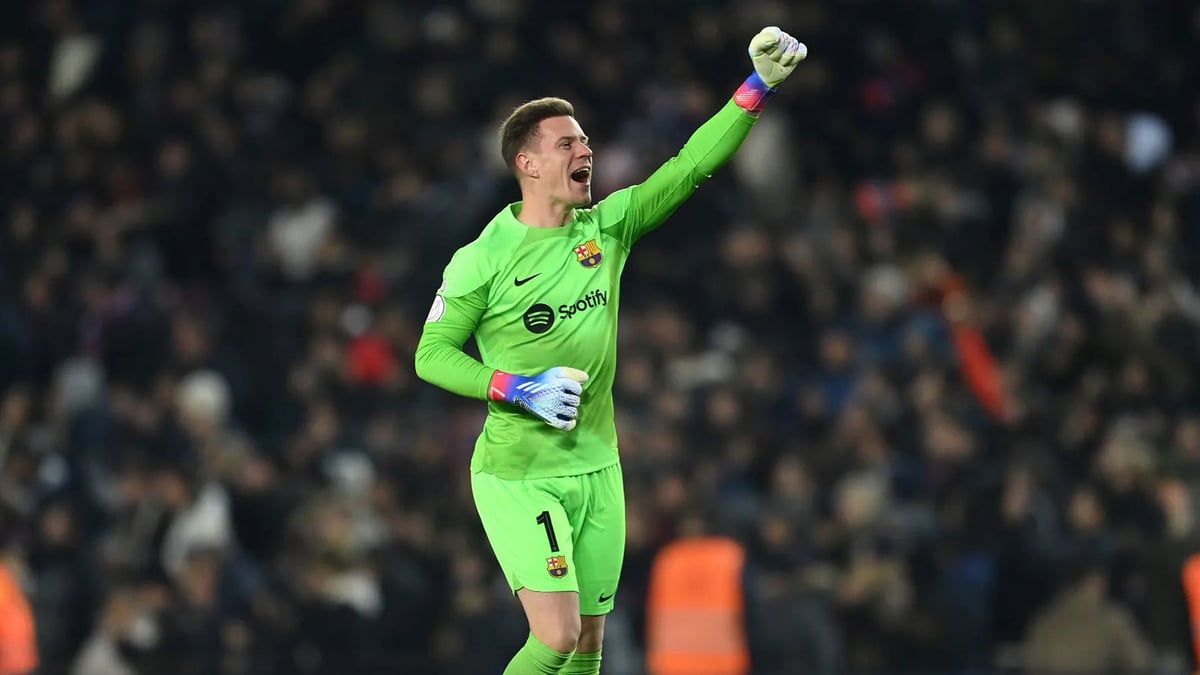 أول تعليق من تير شتيغن على اتهامه بتحريض برشلونة على إقالة تشافي