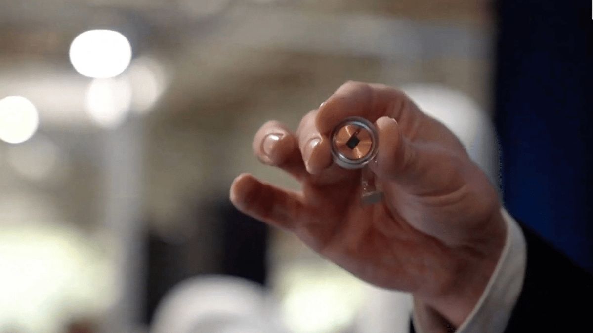 كيف يعيش أول شخص زُرعت في دماغه شريحة إيلون ماسك؟