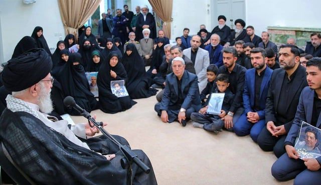 بعد انتقادهما من المحافظين.. روحاني ونجاد يشاركان في عزاء رئيسي (صور)