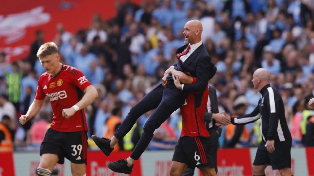 احتفال جنوني لنجم مانشستر يونايتد مع تين هاغ (فيديو)