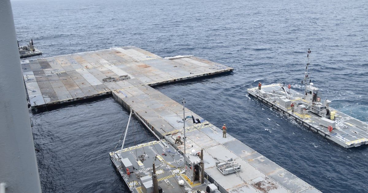 الأمواج تجرف جزءا من الرصيف الأمريكي العائم قبالة غزة (صور وفيديو)