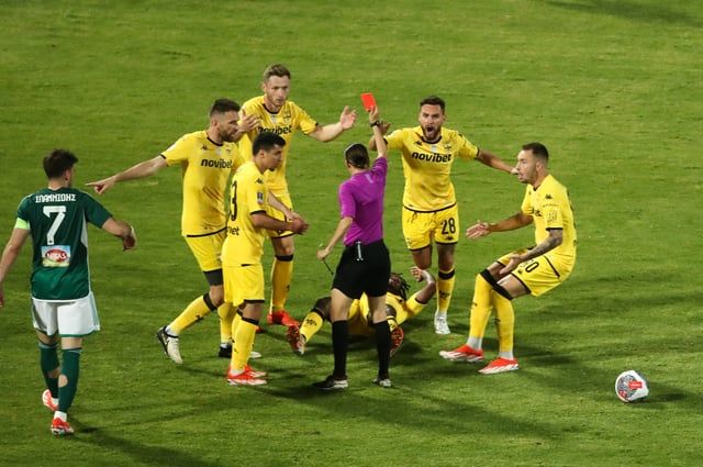 الشرطة تنقذ الحكمة ستيفاني فرابارت من غضب اللاعبين إثر نهائي كأس اليونان (صور)