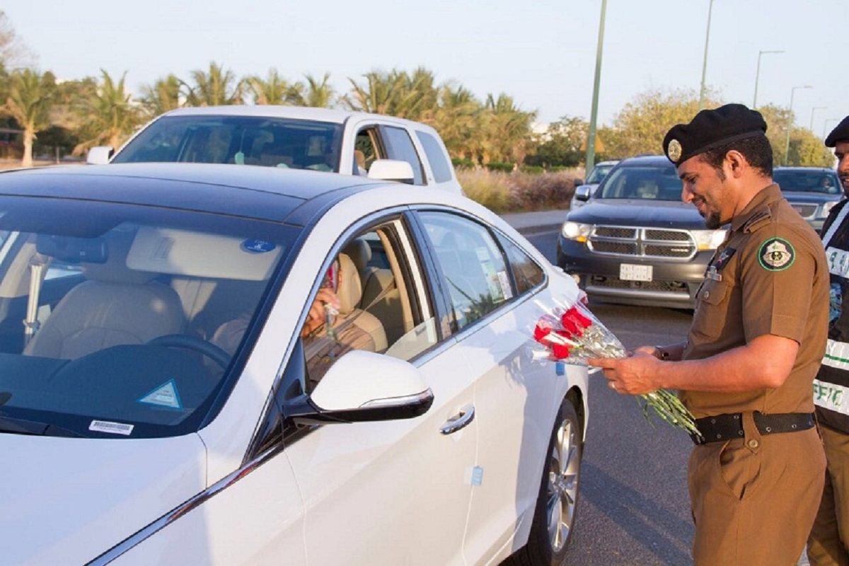 عرض حياة الآخرين للخطر..."مرور ينبع" القبض على قائد مركبة وإحالته للهيئة المرورية - موقع الخليج الان