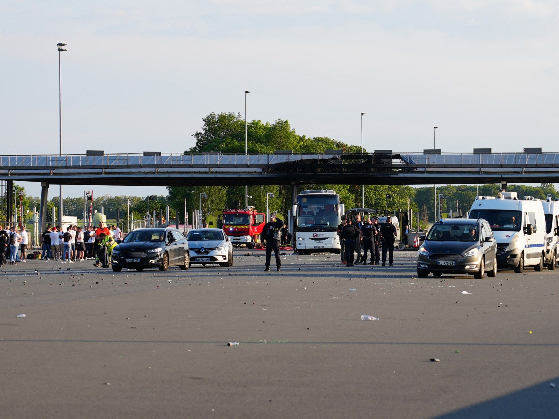 دانها ماكرون.. اشتباكات عنيفة بين مشجعي ليون وسان جيرمان - موقع الخليج الان