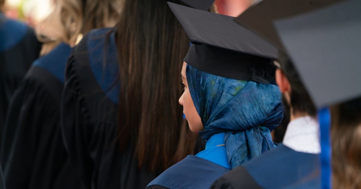 احتفال أب سعودي بتخرج ابنته الكفيفة يحصد تفاعلا واسعا (فيديو)