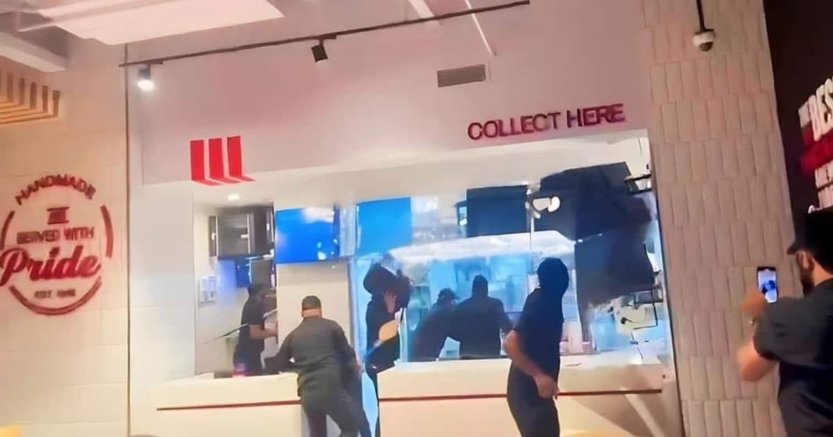 في ثاني هجوم.. مسلحون يدمرون أحد فروع KFC وسط بغداد (فيديو)