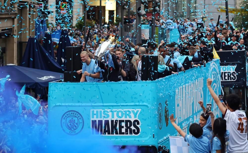 سيتي يحتفل في شوارع مانشستر ويحصل على 20 مليون جنيه استرليني