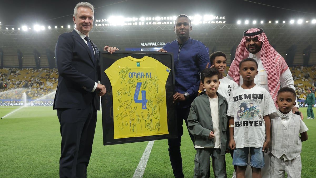 النصر يكرم عمر هوساوي مدافع الاتحاد المعتزل (فيديو)