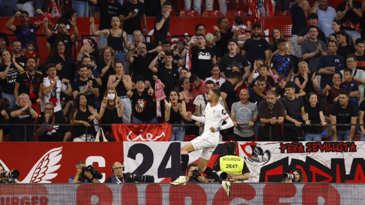 خطأ كارثي.. النصيري يسجل من بين أقدام تيرشتيغن (فيديو)