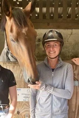 وفاة فارسة محترفة خلال مشاركتها في سباق للخيل (صور)