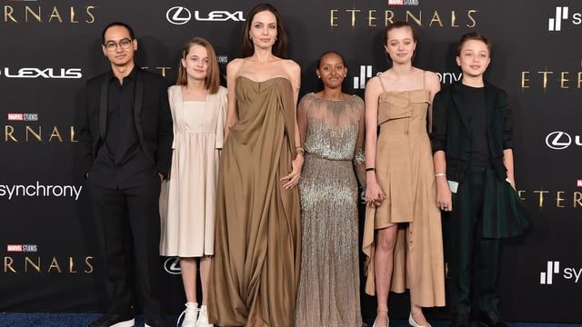 ابنة براد بيت تتبرأ منه وتتخلى عن اسم عائلته