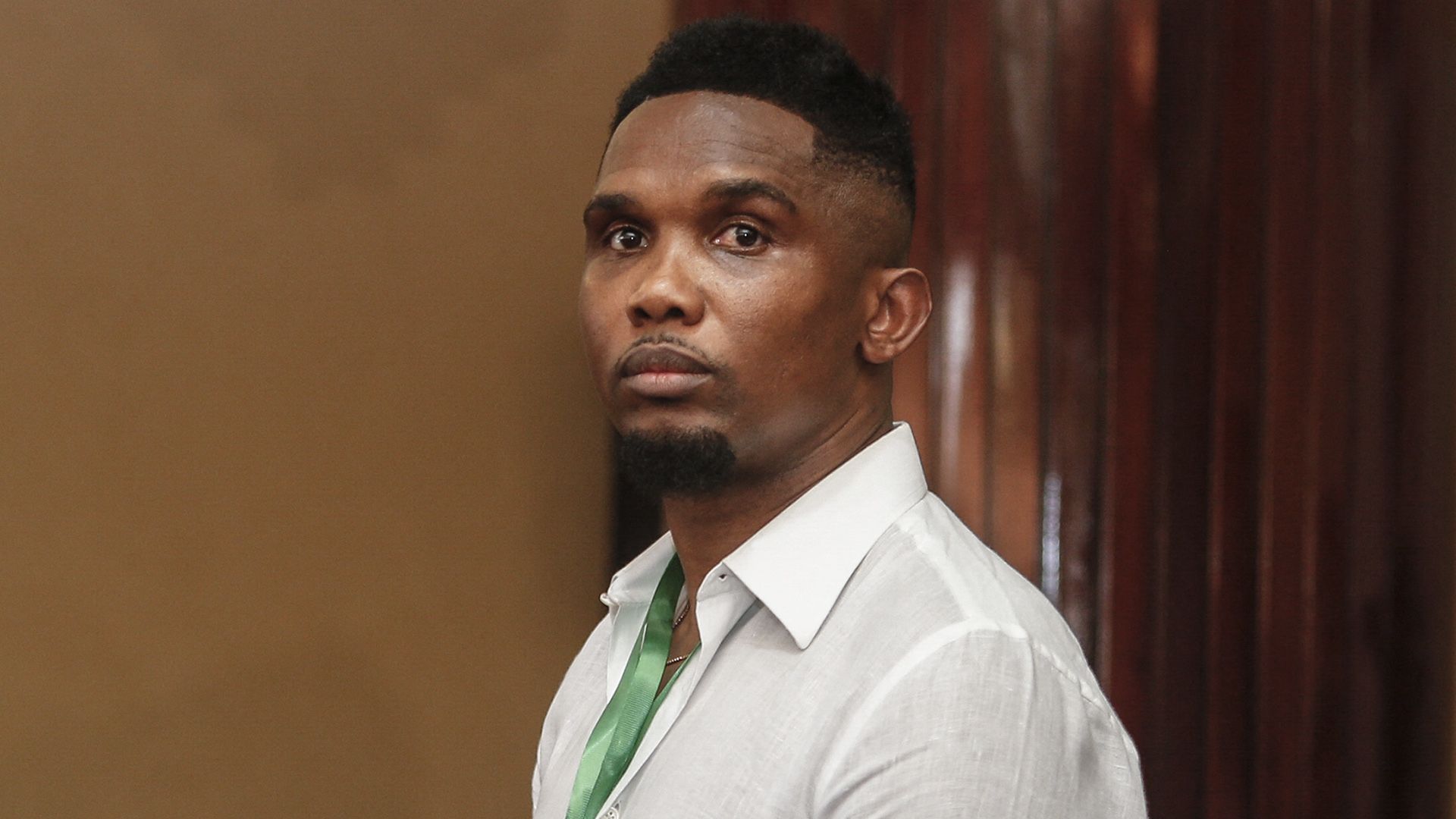 صمويل إيتو “يفقد أعصابه” ويدخل في مشادة مع المدرب الجديد للمنتخب الكاميروني - موقع الخليج الان