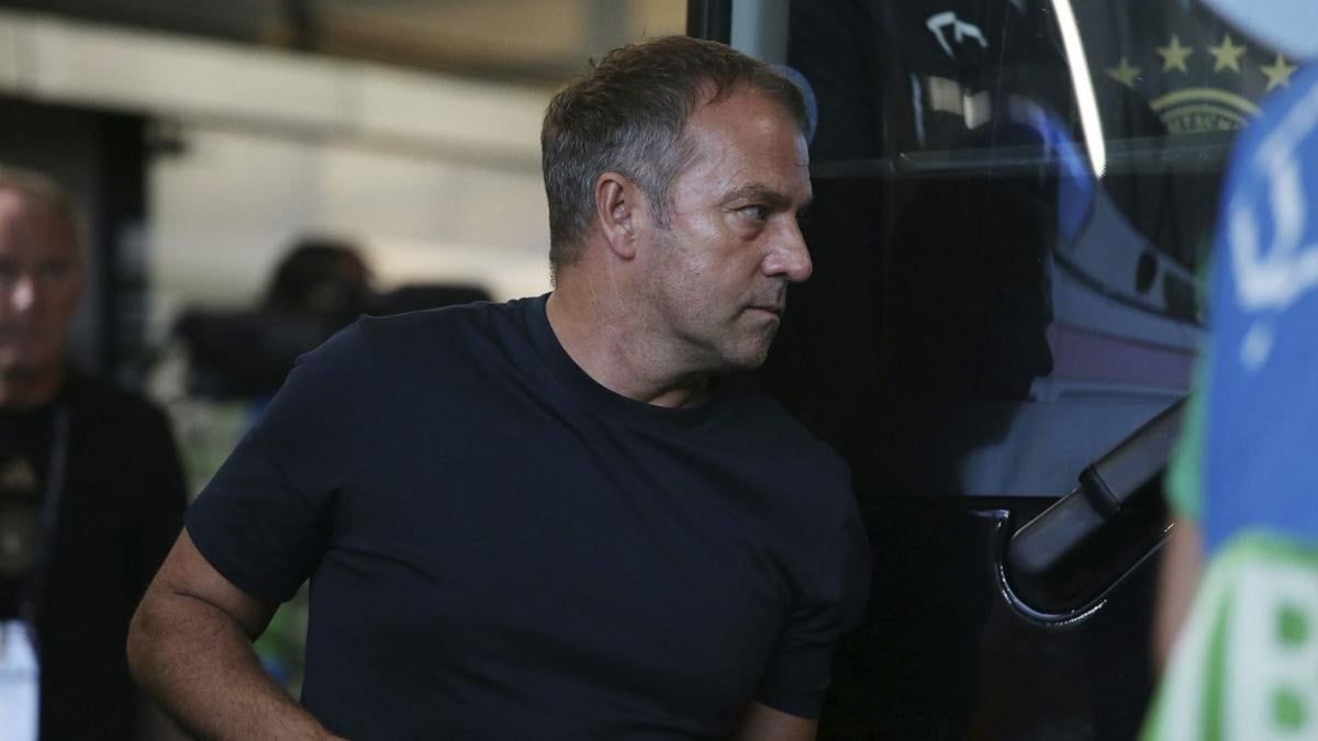 فليك يصل إلى كتالونيا لتوقيع عقود تدريب برشلونة (فيديو)