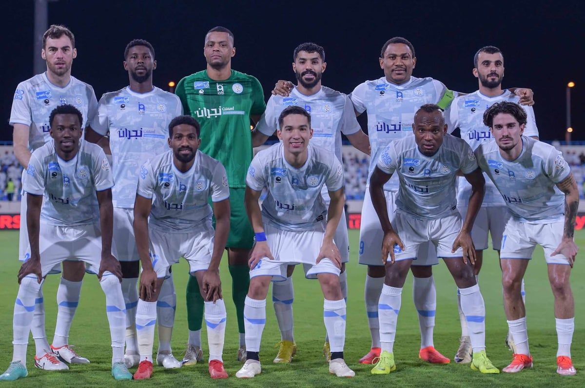 فرحة جنونية وموقف طريف لمدرب الأخدود بعد ضمان البقاء بدوري المحترفين (فيديو)