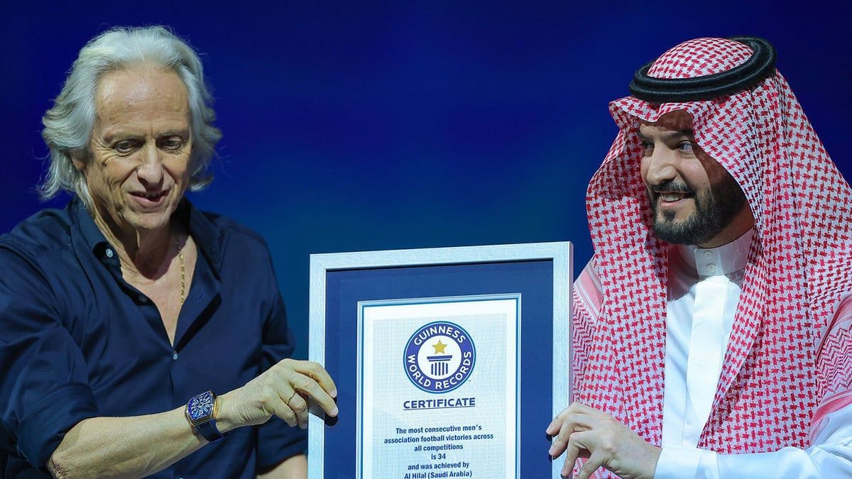 الهلال يمدد عقد جيسوس موسمين