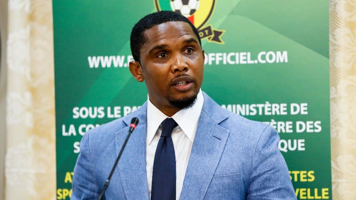 مشادة بين صامويل إيتو والمدرب الجديد للمنتخب الكاميروني (فيديو)