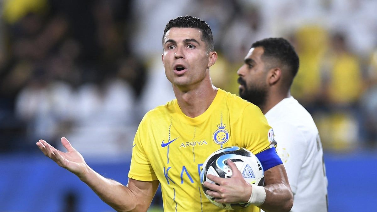 تواضع كبير.. موقف رائع من رونالدو مع عمال الملعب (فيديو)