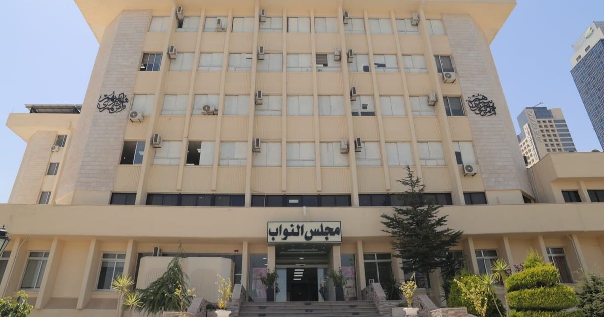 الأردني "آية الله الخميني" يثير الجدل بترشحه للبرلمان