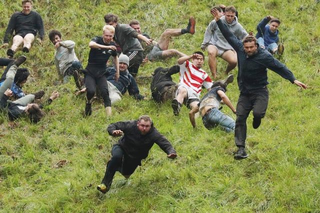 سباق سنوي "خطير" يجتذب الآلاف في بريطانيا (صور)