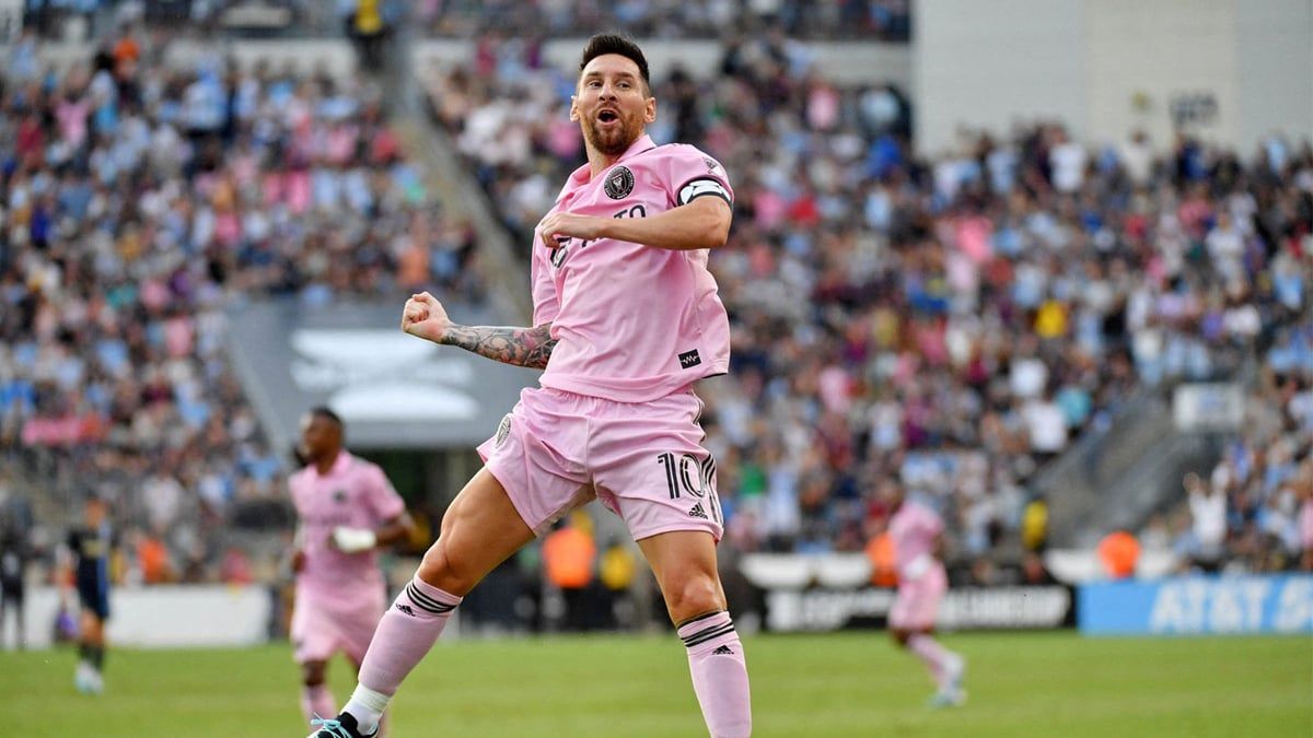 بعد رسالته لفريق السيدات.. هل يغازل ميسي برشلونة للعودة مجددا؟