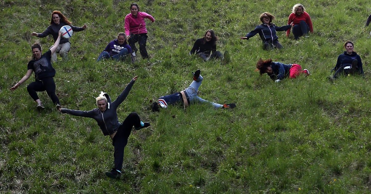 سباق سنوي "خطير" يجتذب الآلاف في بريطانيا (صور)