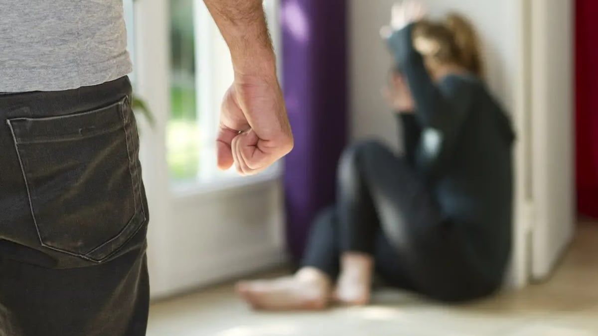 معاقبة كويتي بغرامة "قاسية" بعد ضربه زوجته بالحذاء