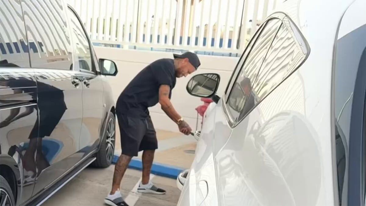 نيمار يمزق إطار سيارة زميله في الهلال (فيديو)