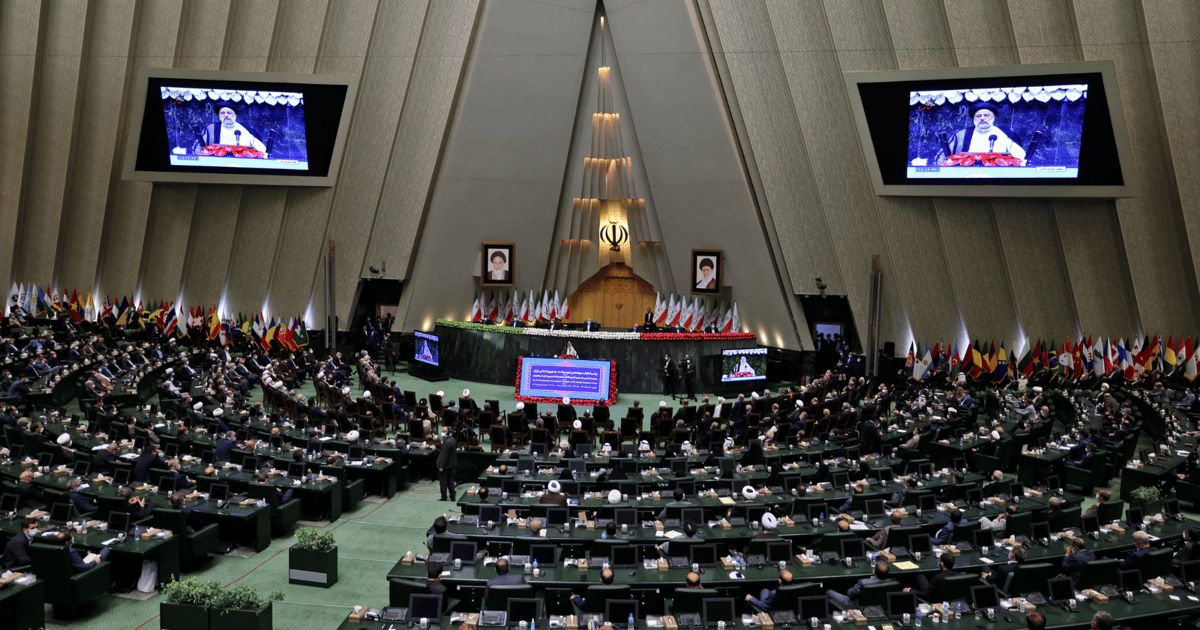 رافقه تهديد بالقتل.. توتر أصولي - إصلاحي في البرلمان الإيراني (فيديو)