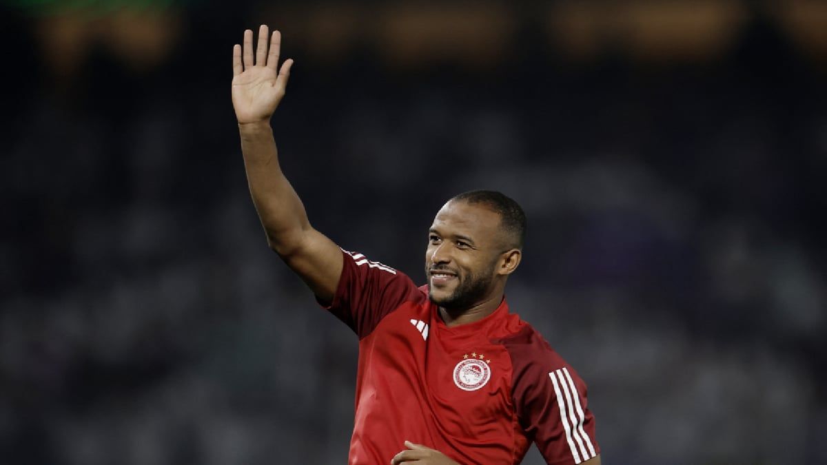 رد فعل أيوب الكعبي بعد رؤيته قارورة خمر في المؤتمر الصحفي (فيديو)