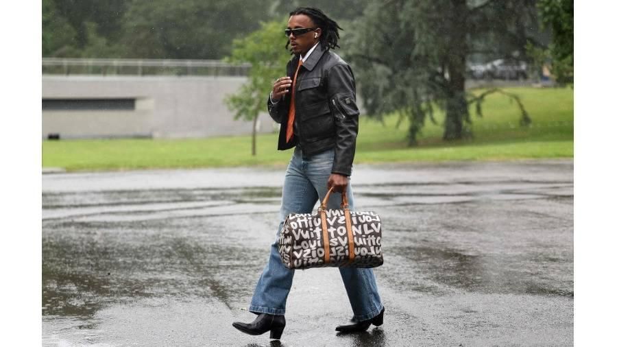 نجم برشلونة يثير الجدل بـ«الكعب العالي»